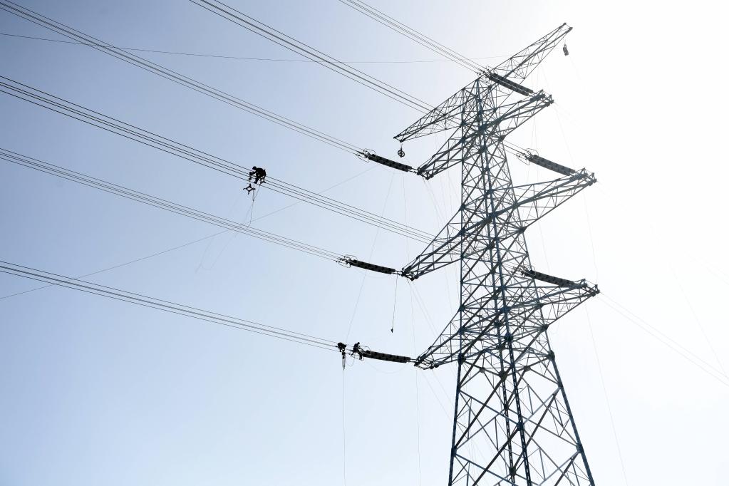 &ldquo;穿越&rdquo;勞動(dòng)一線看奮斗丨&ldquo;空中舞者&rdquo;：高空作業(yè)建設(shè)能源通道