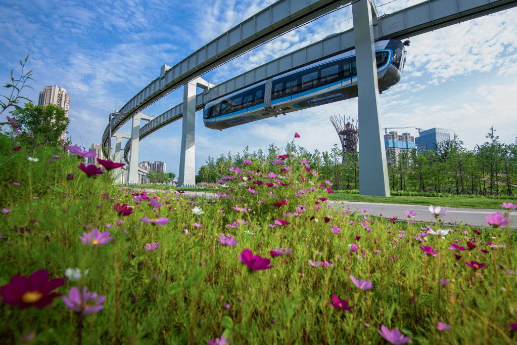 新華全媒+丨駛向未來！&ldquo;光谷光子號&rdquo;空軌建成試跑
