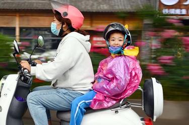 新華全媒+丨世上只有媽媽好&mdash;&mdash;特教學校里的陪讀母親