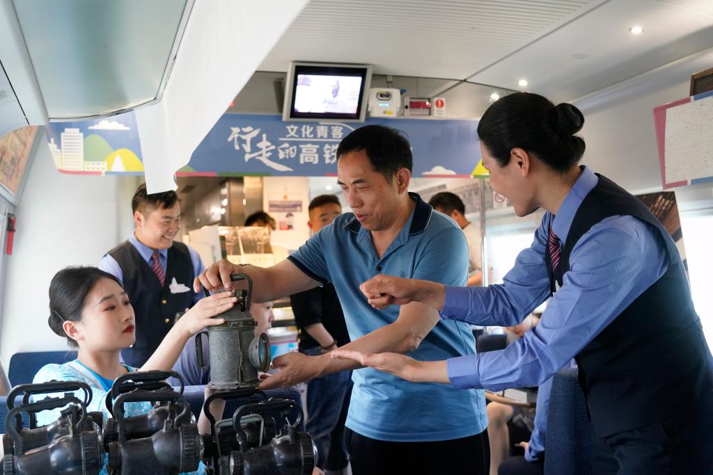 &ldquo;行走的高鐵博物館&rdquo;在列車上展示鐵路發(fā)展史