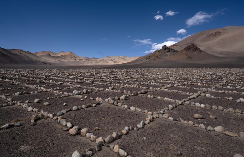 國(guó)道之行 從雪山奔向大海|公路邊神秘的&ldquo;巨石陣&rdquo;