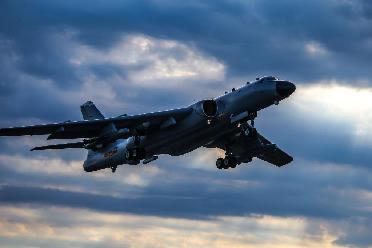 向著新的勝利，奮飛&mdash;&mdash;空軍航空兵某團飛行二大隊鍛造空中鐵拳紀事