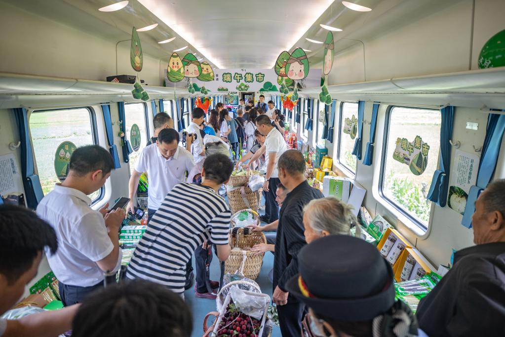 &ldquo;慢火車&rdquo;上旅客&ldquo;逛集市&rdquo; 包粽子體驗端午民俗