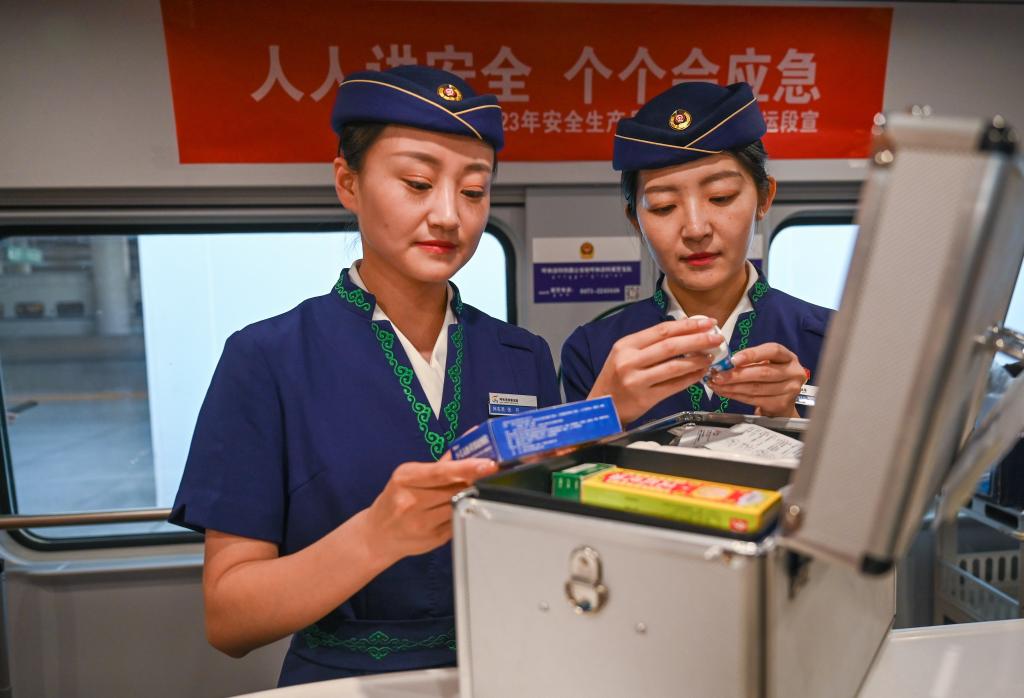 草原&ldquo;動姐&rdquo;迎暑運