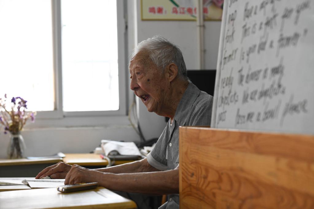 新華全媒+丨與時間賽跑的&ldquo;螢火蟲&rdquo;：為鄉村孩子點亮夢想