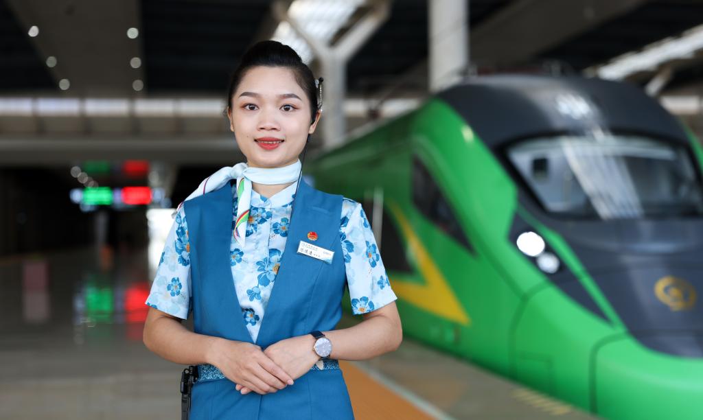 國道之行 從雪山奔向大海丨中老鐵路，連起了她的故鄉和遠方