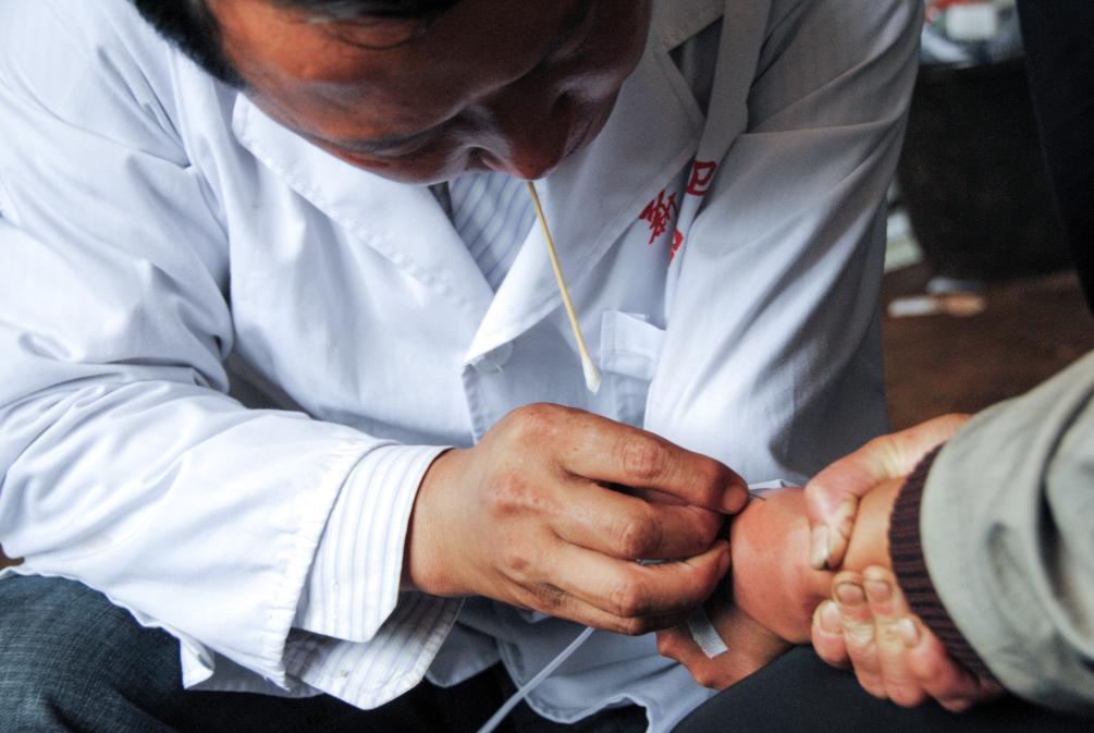 烏蒙深處，&ldquo;獨(dú)臂醫(yī)生&rdquo;29年守護(hù)村民健康