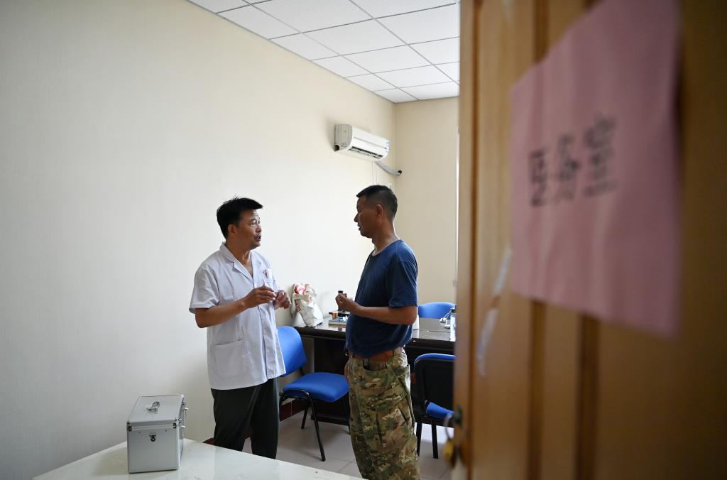 新華全媒+丨與洪水賽跑&mdash;&mdash;帶著速效救心丸的村書記