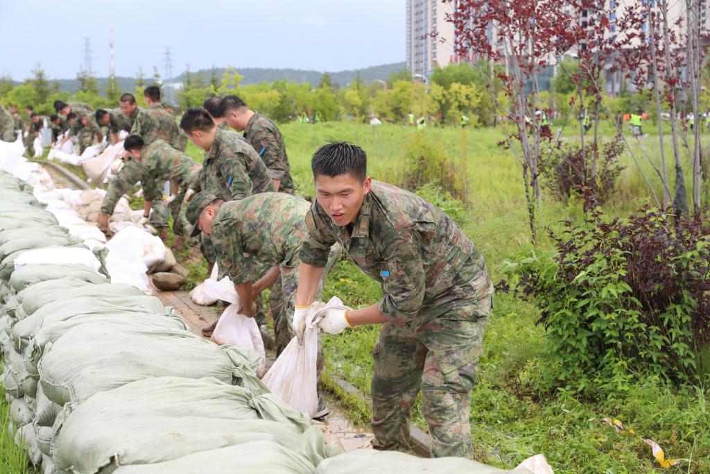 &ldquo;空軍藍&rdquo;筑起防洪堤壩&mdash;&mdash;北部戰區空軍快速展開抗洪救災行動見聞