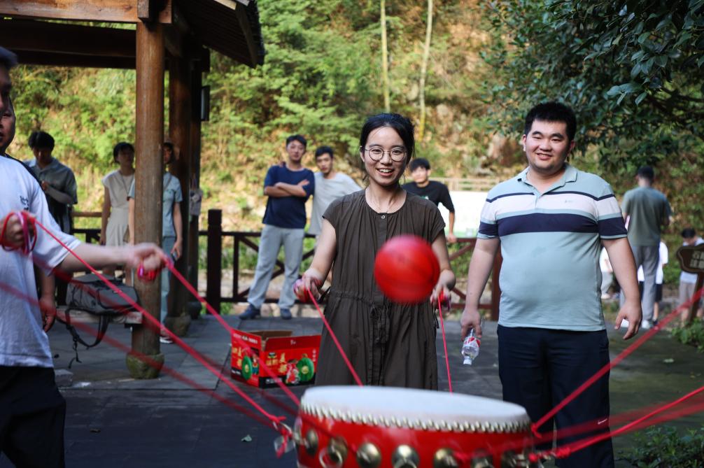 浙江諸暨：?jiǎn)紊砬嗄?ldquo;七夕&rdquo;結(jié)緣