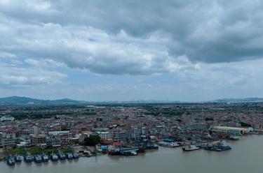 福建：漁船進(jìn)港人上岸 全力防抗臺風(fēng)&ldquo;蘇拉&rdquo;