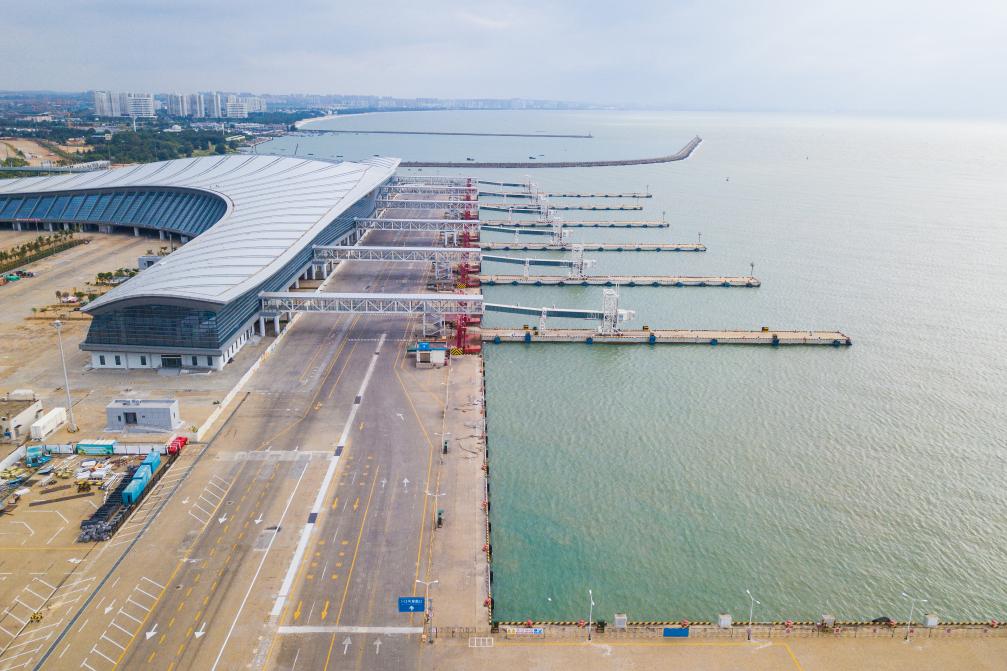 新華全媒+丨受臺風&ldquo;蘇拉&rdquo;影響 瓊州海峽客滾輪停運