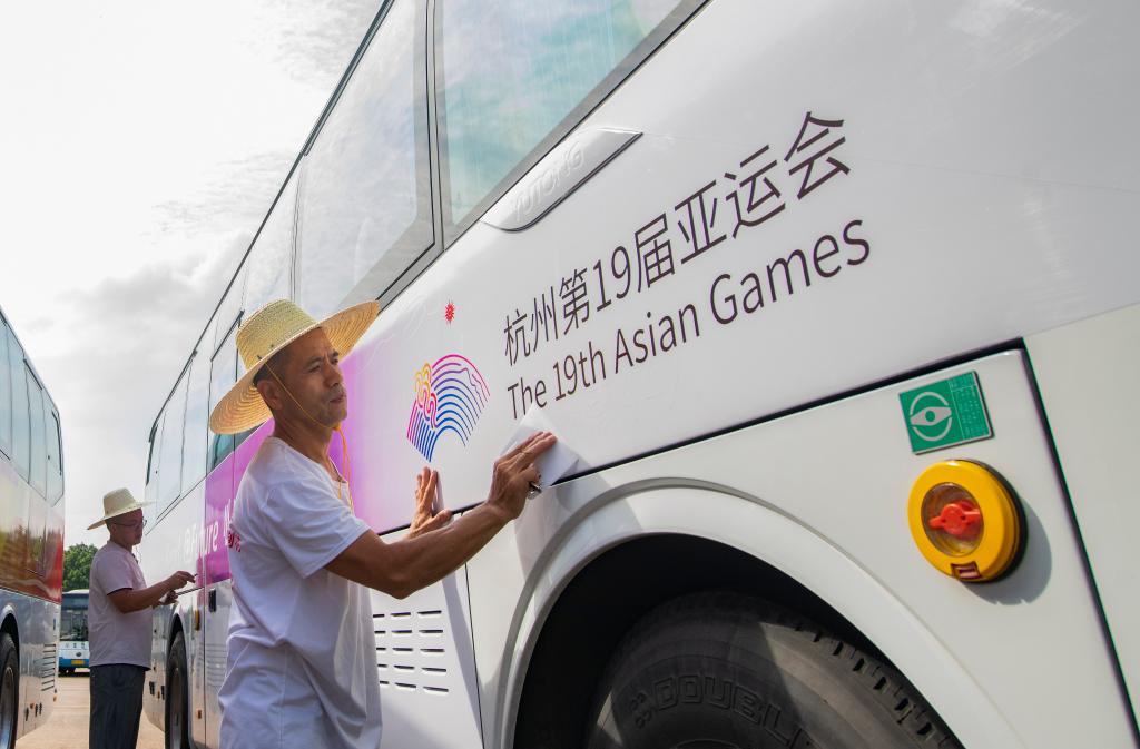 浙江金華：公交車換上&ldquo;亞運新裝&rdquo;
