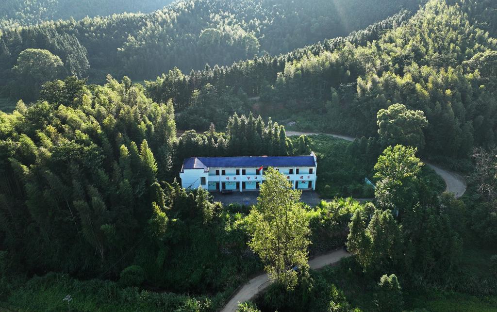 新華全媒+丨一校一師一生 &ldquo;蝴蝶寶貝&rdquo;的&ldquo;私教老師&rdquo;