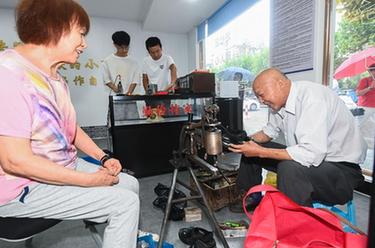 &ldquo;小修小補&rdquo;入駐社區(qū)便民小店 社區(qū)百姓享受便捷服務(wù)
