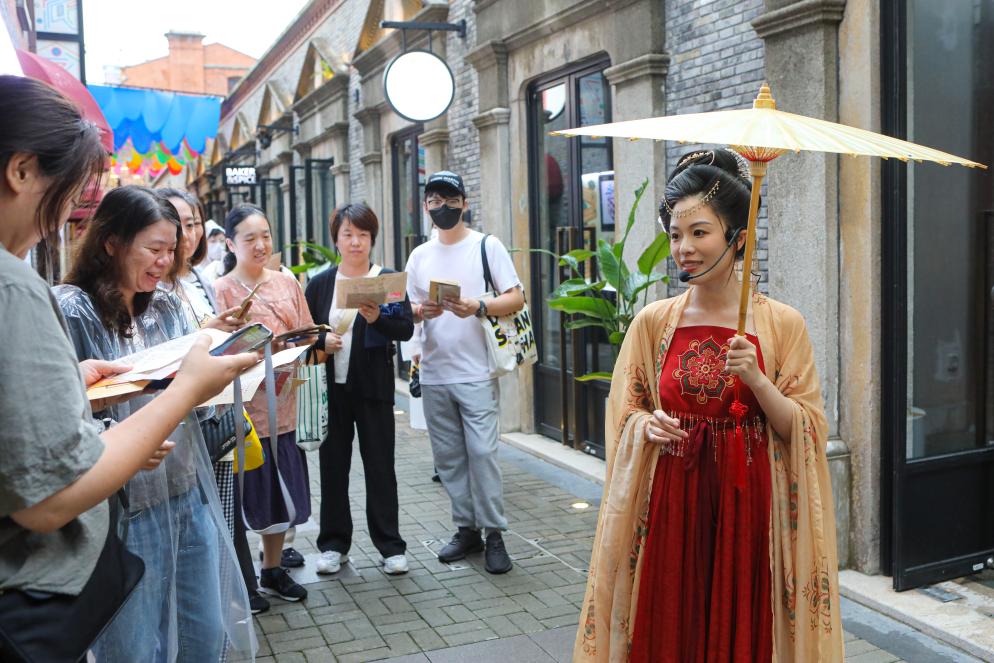 上海：&ldquo;月漾詩(shī)華&rdquo;中秋燈會(huì)持續(xù)亮燈