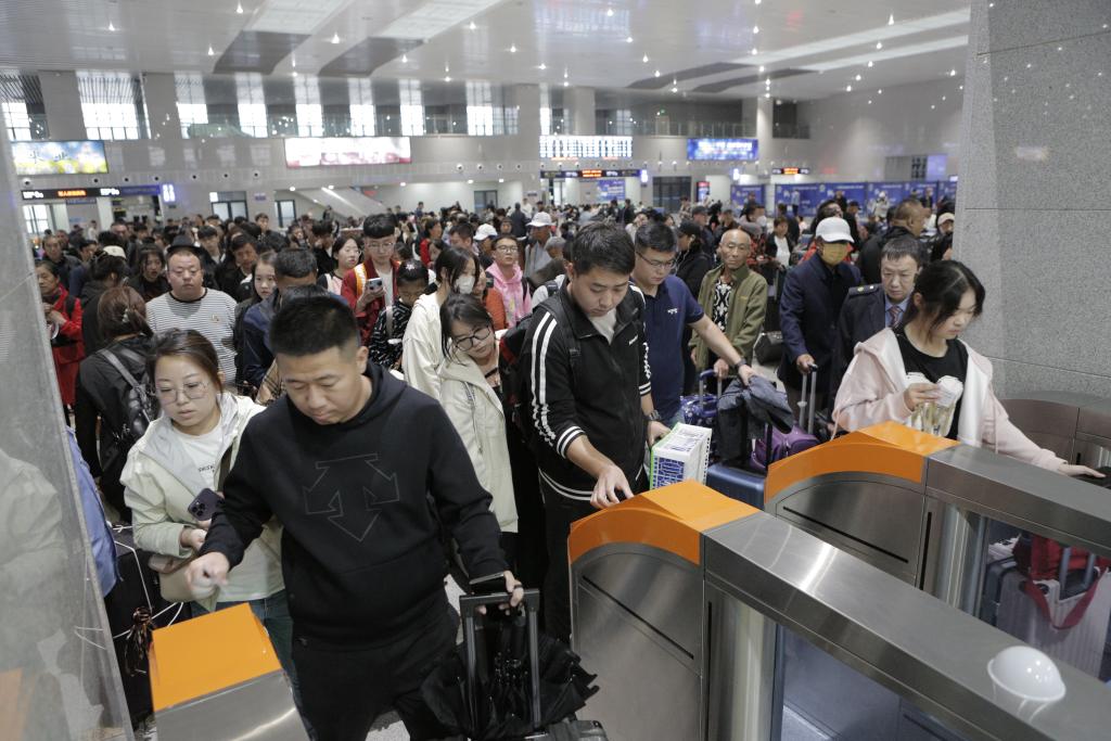 迎戰&ldquo;雙節&rdquo;出行高峰 黑龍江鐵路客運忙