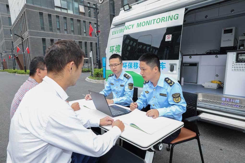 杭州臨安：把&ldquo;窗口&rdquo;搬到&ldquo;門口&rdquo; 移動審批車提升行政審批效率