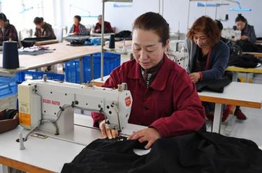 河北康保：鄉(xiāng)村&ldquo;微工廠&rdquo;促就業(yè)助振興