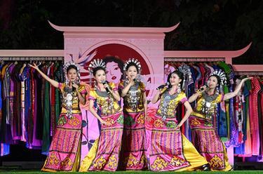 海南五指山：民族時裝&ldquo;村秀&rdquo;迎重陽