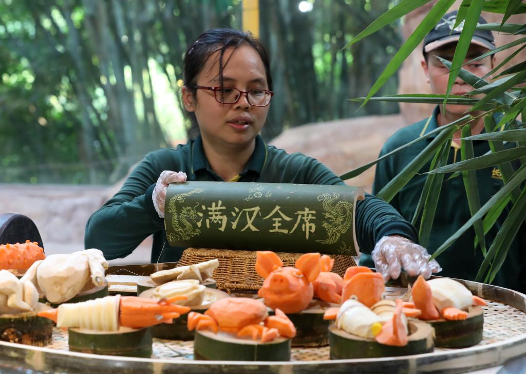 大熊貓享用&ldquo;滿漢全席&rdquo;