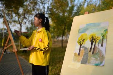 小學生畫筆留&ldquo;秋美&rdquo;