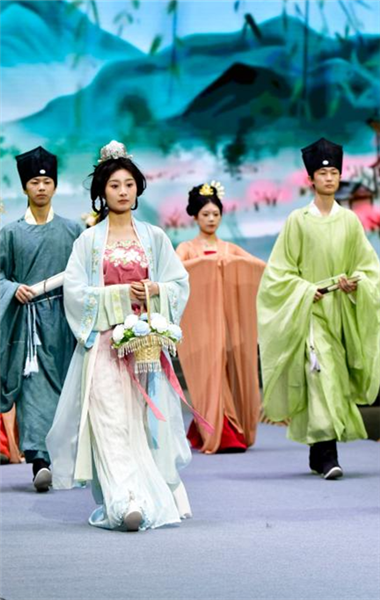 这里的汉服 为啥能够火爆出圈？