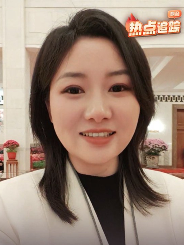 人民大會堂里的陣陣掌聲，都響在老百姓心坎上