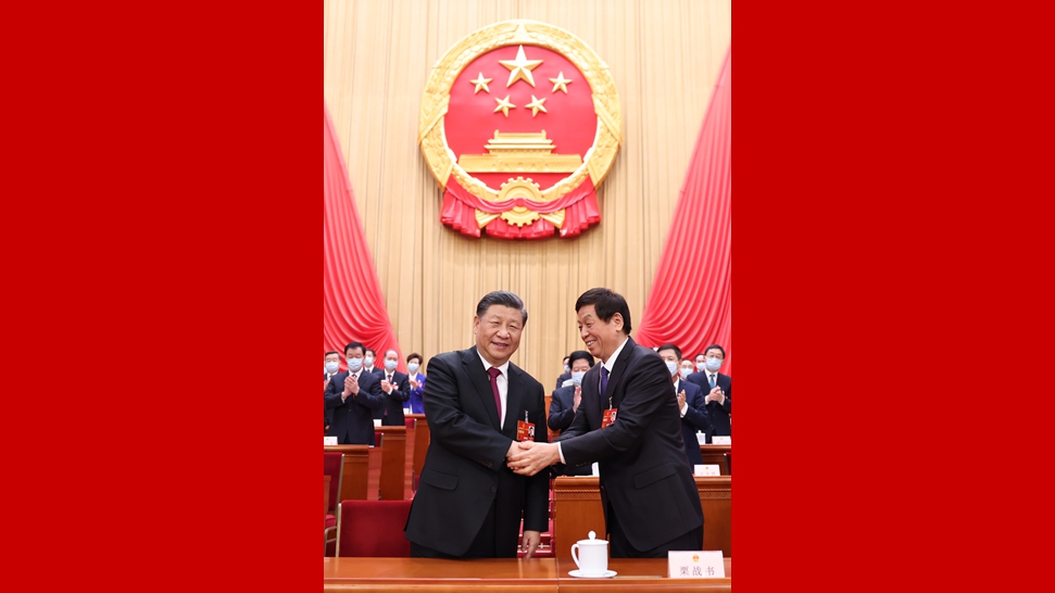 習近平同栗戰書握手