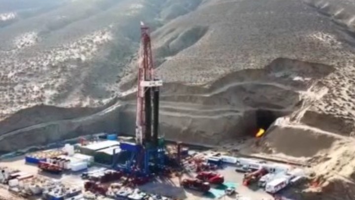 我國首套具有自主知識(shí)產(chǎn)權(quán)的智能鉆井系統(tǒng)“長龍?zhí)枴蓖队?></a></div> <div   id=