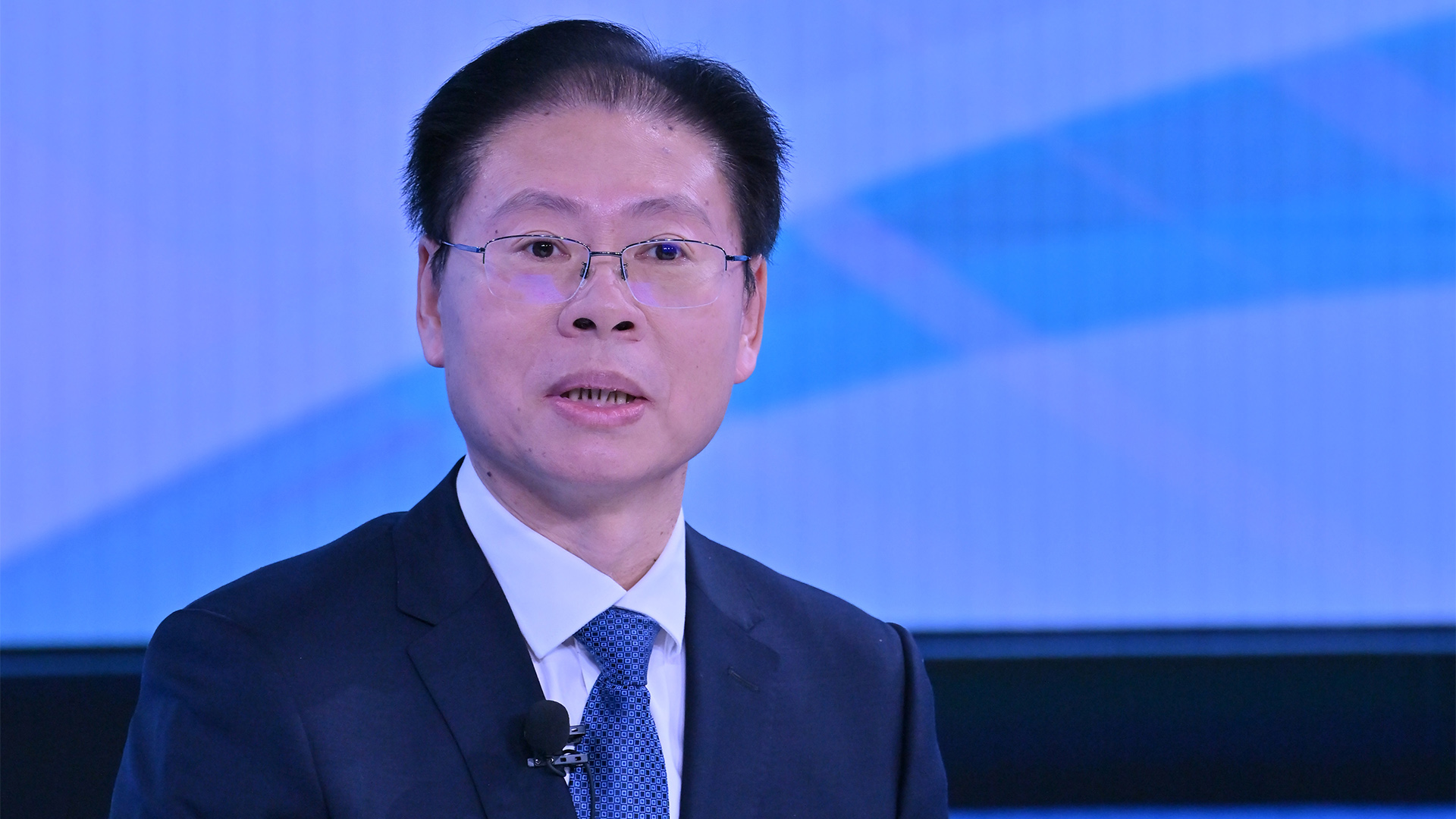 大國經(jīng)濟必須把發(fā)展的戰(zhàn)略基點放在擴大內(nèi)需上