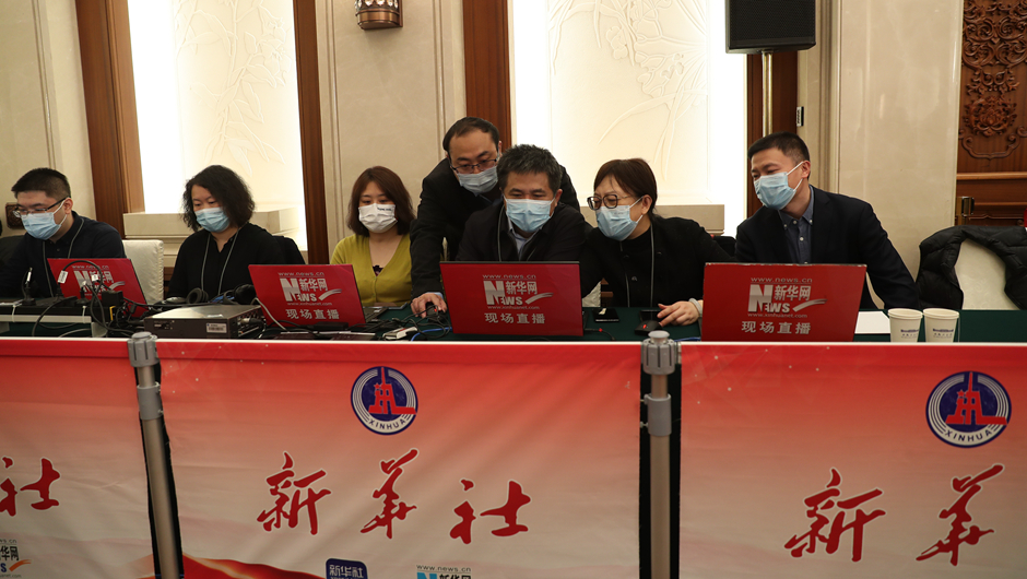 新華網記者在現(xiàn)場做直播準備工作