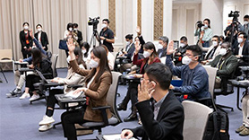 發布會現場媒體記者舉手提問