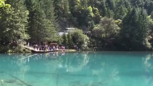 四川九寨溝：&ldquo;補妝&rdquo;后迎游客最大承載量