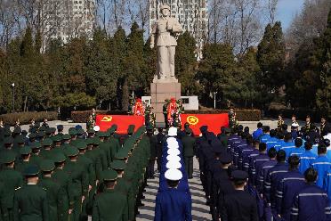 &ldquo;把雷鋒精神代代傳承下去！&rdquo;&mdash;&mdash;軍地青年典型代表祭掃雷鋒墓側記